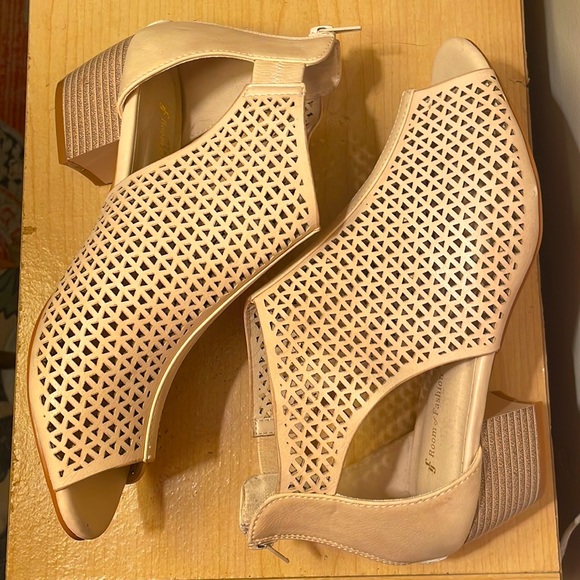 NWOT House of Fashion cream heels with cutout pattern size 9m - Picture 3 of 5